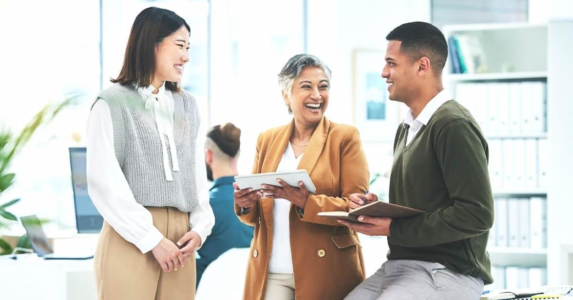 Modernes Büro mit Arbeitsbereich für digitale Kommunikation