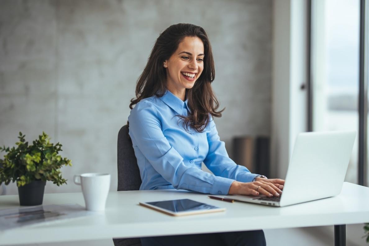 Person beim Online-Lernen