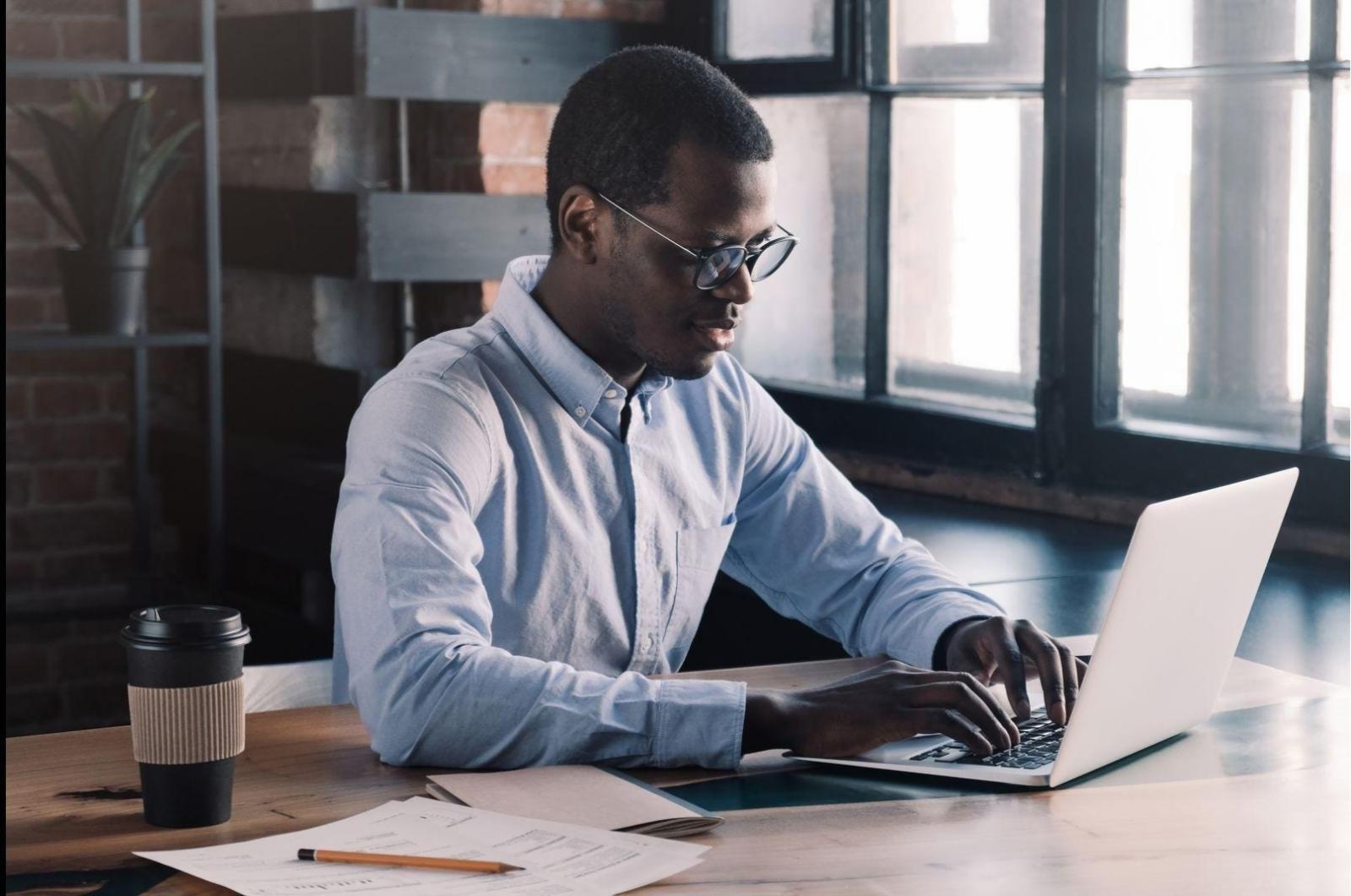 Konzentrierte Lernatmosphäre während eines Live-Webinars