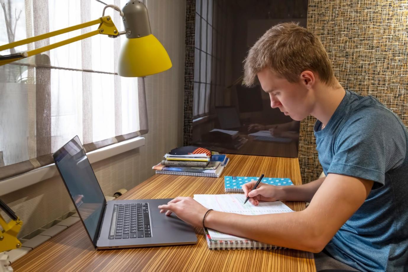 Börsenkurse und Handelsanalysen im Hintergrund